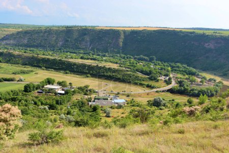 Foto de Vista del valle entre las colinas en el parque arqueológico Old Orhei, comuna de Trebujeni, Moldavia - Imagen libre de derechos