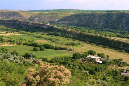 Téléchargez les photos : Vue sur la vallée entre les collines du parc archéologique de la Vieille Orhei, commune de Trebujeni, Moldavie - en image libre de droit