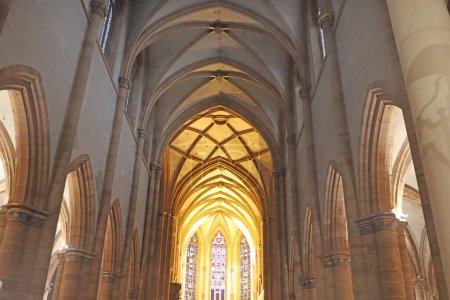 Foto de Colmar, Francia - 21 de diciembre de 2023: Interior de la iglesia de San Martín - Imagen libre de derechos