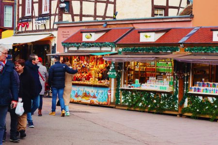 Téléchargez les photos : Colmar, France - 21 décembre 2023 : Marché de Noël sur la place de la Vieille douane - en image libre de droit