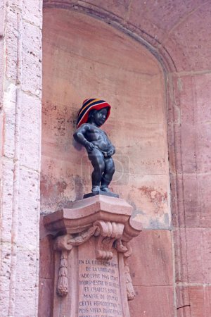 Foto de Colmar, Francia - 21 de diciembre de 2023: Réplica de la estatua del maniquí de Bélgica en la fuente alsaciana - Imagen libre de derechos