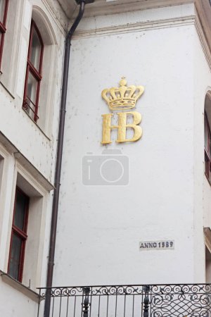 Téléchargez les photos : Munich, Allemagne - 20 décembre 2023 : Initiales sur le mur de Hofbrauhaus - brasserie de la cour, construite en 1589 pour les besoins de la cour royale. C'est maintenant un restaurant de bière mondialement connu - en image libre de droit