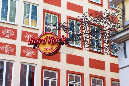 Foto de Munich, Alemania - 20 de diciembre de 2023: Anuncio de Hard Rock Café Munich con otro edificio en segundo plano - Imagen libre de derechos