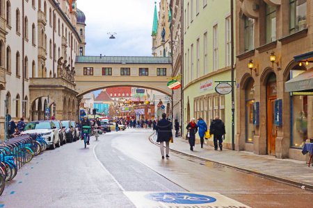 Téléchargez les photos : Munich, Allemagne - 20 décembre 2023 : Vue de Sparkassenstrase Street - en image libre de droit