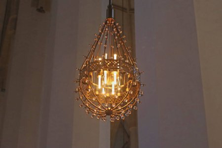 Téléchargez les photos : Munich, Allemagne - 20 décembre 2023 : Vue intérieure de la cathédrale Frauenkirche. Lampe - en image libre de droit