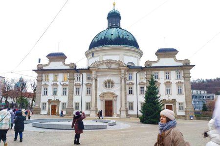 Téléchargez les photos : Salzbourg, Autriche - 23 décembre 2023 : L'église catholique romaine Saint-Cajétan se trouve sur la place Cajétan, qui est située dans le Kaiviertel, dans le sud de la vieille ville - en image libre de droit