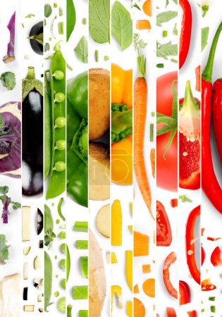Abstrakter Hintergrund aus Streifen mit Gemüsestücken und Scheiben. Regenbogen mehrfarbige Komposition, weißer Hintergrund.
