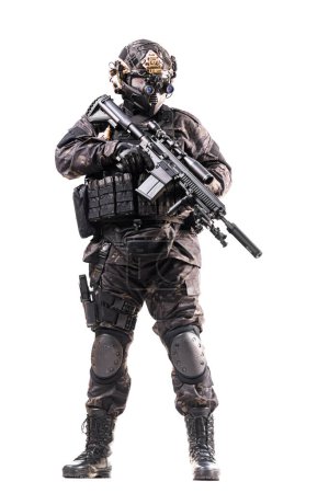 Foto de Soldado de cuerpo completo totalmente equipado en ropa táctica y equipo aislado sobre fondo blanco. - Imagen libre de derechos