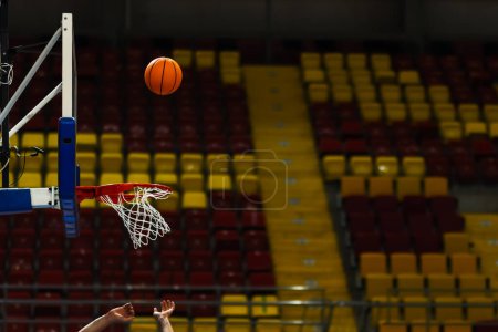 Téléchargez les photos : Basket ball and a basketball glass board with rim. - en image libre de droit