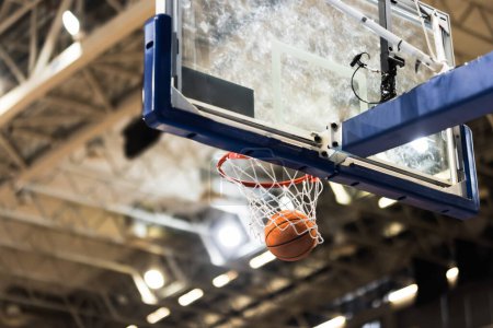 Téléchargez les photos : Basket ball and a basketball glass board with rim. - en image libre de droit