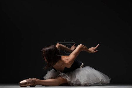 bailarina con un tutú posando en el suelo