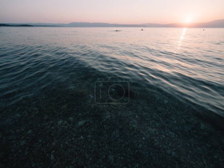 Téléchargez les photos : Coucher de soleil sur l'eau, paysage marin coloré - en image libre de droit