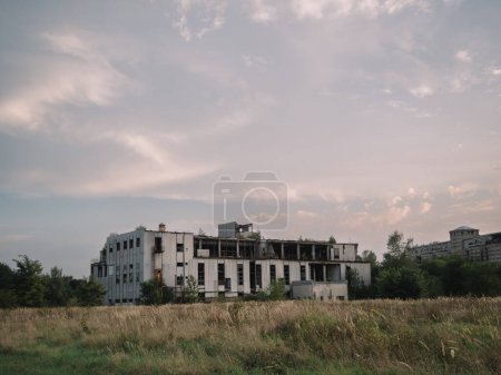 Téléchargez les photos : Bâtiments abandonnés, après apocalypse zombie - en image libre de droit