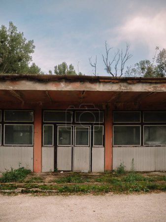 Téléchargez les photos : Bâtiments abandonnés, après apocalypse zombie - en image libre de droit