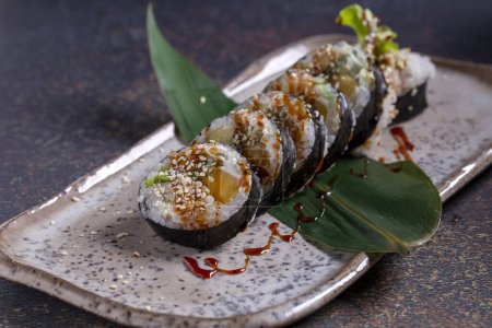 Téléchargez les photos : Délicieux sushis frais, poisson cru, délicieux plats japonais - en image libre de droit