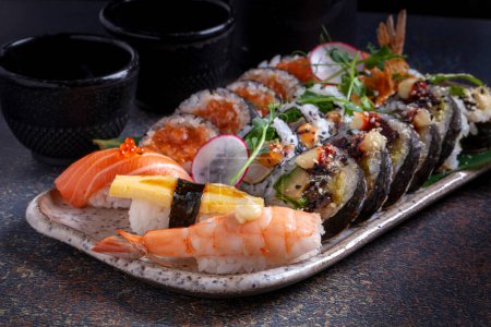 Téléchargez les photos : Délicieux sushis frais, poisson cru, délicieux plats japonais - en image libre de droit