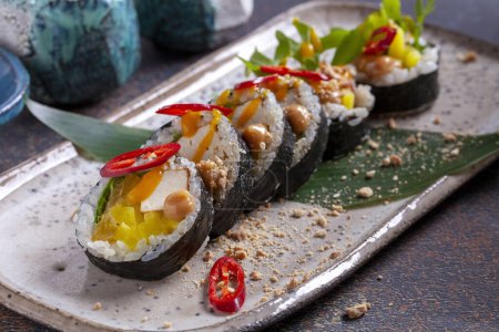 Téléchargez les photos : Rouleau de sushi au thon, avocat, caviar rouge et wasabi - en image libre de droit