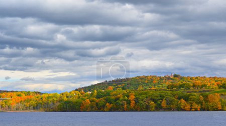 Téléchargez les photos : Feuillage d'automne le long de la rivière Husson avec le lieu historique national Olana au sommet de la colline. - en image libre de droit
