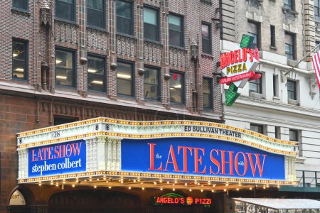 Foto de NUEVA YORK - 24 OCT 2022: El cartel de Ed Sullivan Theater Marquee y The Late Show con Stephen Colbert. - Imagen libre de derechos