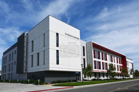 Foto de SANTA ANA, CALIFORNIA - 11 NOV 2022: El Centro de Ciencias en el Campus del Colegio Santa Ana - Imagen libre de derechos