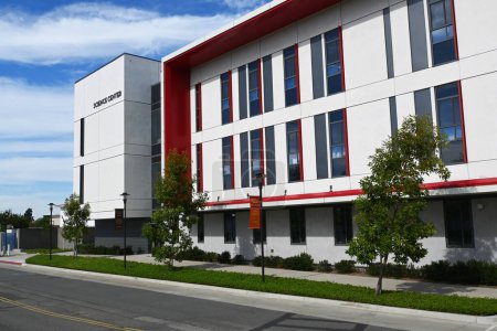Foto de SANTA ANA, CALIFORNIA - 11 NOV 2022: Edificio del Centro de Ciencias en el Campus del Colegio Santa Ana. - Imagen libre de derechos
