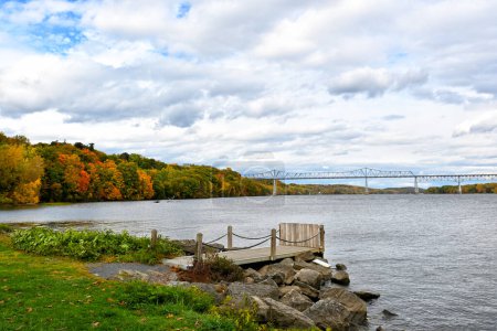 Foto de CATSKILL, NUEVA YORK - 18 OCT 2022: El puente Rip Van Winkle, un puente voladizo de 5.040 pies que cruza el río Hudson entre Hudson y Catskill, NY - Imagen libre de derechos