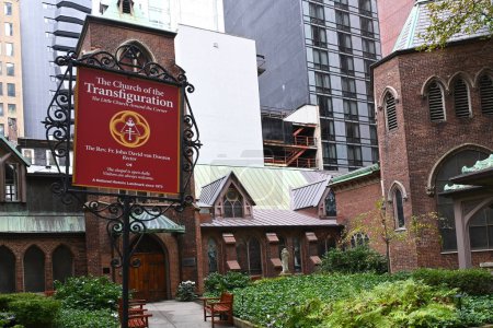 Foto de NUEVA YORK - 26 OCT 2022: La Iglesia de la Transfiguración en Manhattan, La pequeña iglesia a la vuelta de la esquina. - Imagen libre de derechos