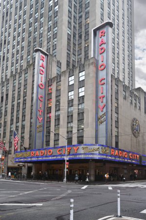 Téléchargez les photos : NEW YORK - 24 OCT 2022 : Radio City Music Hall est un lieu de divertissement et de théâtre situé au 1260 Avenue of the Americas, dans le Rockefeller Center, dans le quartier Midtown Manhattan de New York. - en image libre de droit