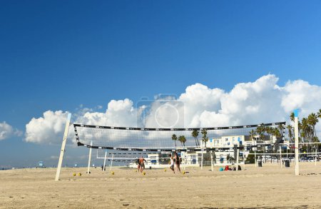 Téléchargez les photos : HUNTINGTON BEACH, CALIFORNIE - 7 DÉC 2022 : Joueurs de volleyball sur le quai de Huntington Beach. - en image libre de droit