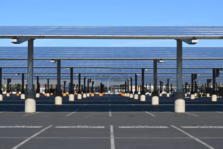Foto de COSTA MESA, CALIFORNIA - 19 DIC 2022: Paneles solares en el lote Adams en el Campus de Orange Coast College, OCC. - Imagen libre de derechos