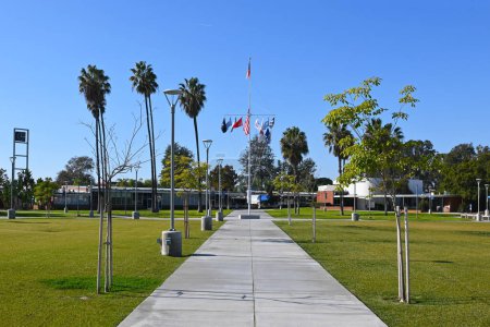 Foto de COSTA MESA, CALIFORNIA - 19 DIC 2022: Quad principal y asta de la bandera en el Quad principal del Orange Coast College. - Imagen libre de derechos