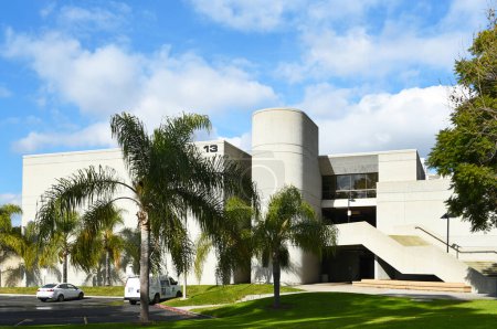 Foto de CYPRESS, CALIFORNIA - 28 DIC 2022: Edificio de Educación Técnica y Ciencias de la Salud en el campus de Cypress College. - Imagen libre de derechos