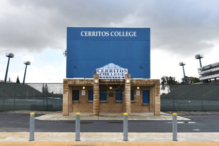 Téléchargez les photos : CERRITOS, CALIFORNIE - 28 JEC 2022 : Billetterie au Falcon Stadium sur le campus du Cerritos College. - en image libre de droit