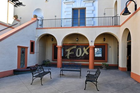 Foto de FULLERTON, CALIFORNIA - 21 DIC 2022: El histórico edificio del Teatro Fox, construido en 1925, está actualmente cerrado y en proceso de restauración. - Imagen libre de derechos