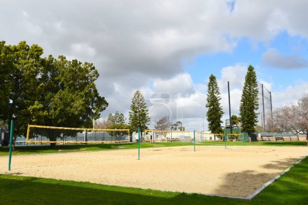 Téléchargez les photos : HUNTINGTON BEACH, CALIFORNIA - 01 JAN 2023: Sand Volleyball Courts on the campus of Golden West College. - en image libre de droit