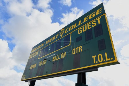 Foto de HUNTINGTON BEACH, CALIFORNIA - 01 JAN 2023: TheFootball  Scoreboard  on the campus of Golden West College, home of the Rustlers. - Imagen libre de derechos