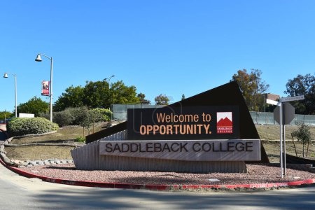 Foto de MISSION VIEJO, CALIFORNIA - 8 JAN 2023: Electronic Marquee at the entrance to the Campus of Saddleback College. - Imagen libre de derechos