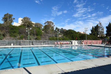 Foto de MISSION VIEJO, CALIFORNIA - 8 JAN 2023: Aquatics Center Pool on the campus of Saddleback College. - Imagen libre de derechos