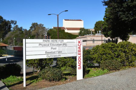 Foto de MISSION VIEJO, CALIFORNIA - 8 JAN 2023: Parking lot sign on the Campus of Saddleback College. - Imagen libre de derechos