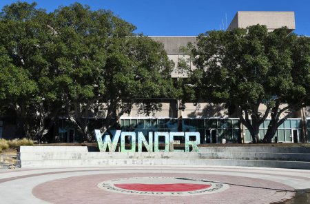 Foto de MISSION VIEJO, CALIFORNIA - 8 JAN 2023: Welcome to Opportunity and Wonder Sculpture in the Amphitheater on the Campus of Saddleback College. - Imagen libre de derechos