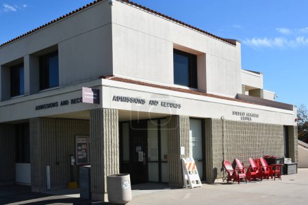 Foto de MISSION VIEJO, CALIFORNIA - 8 JAN 2023: Admissions and Records building on the Campus of Saddleback College. - Imagen libre de derechos
