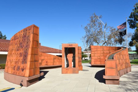 Foto de MISSION VIEJO, CALIFORNIA - 8 JAN 2023: Veterans Memorial on the Campus of Saddleback College. - Imagen libre de derechos