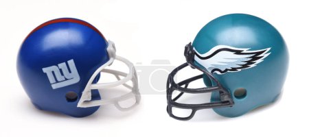 Foto de IRVINE, CALIFORNIA - 16 JAN 2023: Helmets for the New York Giants and Philadelphia Eagles, opponents in the NFL Divisional Playoff Game. - Imagen libre de derechos