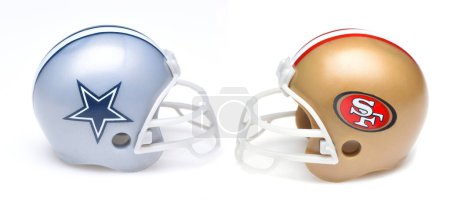 Foto de IRVINE, CALIFORNIA - 16 JAN 2023: Helmets for the Dallas Cowboys and the San Francisco 49ers, opponents in the NFL Divisional Playoff Round. - Imagen libre de derechos