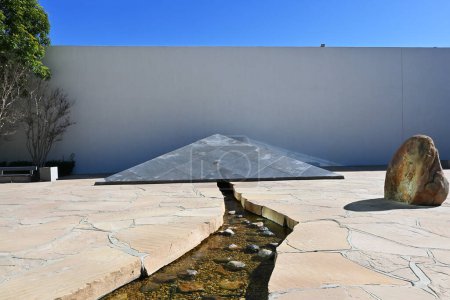 Téléchargez les photos : COSTA MESA, CALIFORNIA - 24 JAN 2023: The Noguchi Garden, closeup of Water Use, a granite wedge and stream. - en image libre de droit