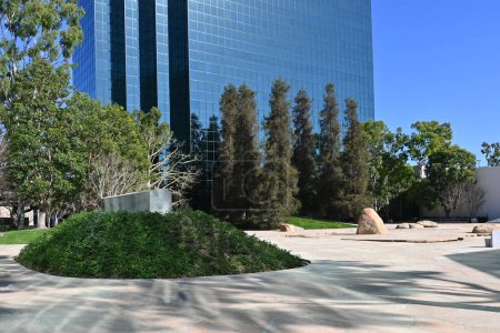 Téléchargez les photos : COSTA MESA, CALIFORNIA - 24 JAN 2023: The Noguchi Garden, a compact, minimalist sculpture garden intended as a representation of the state of California, in the Pacific Arts Plaza, on Anton Blvd. - en image libre de droit
