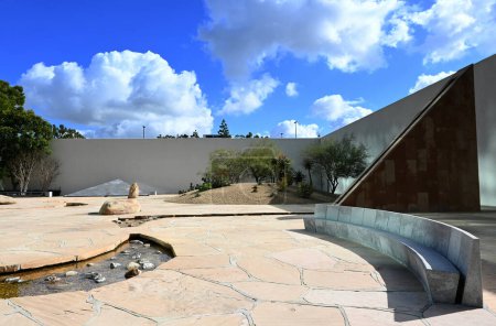 Téléchargez les photos : COSTA MESA, CALIFORNIA - 19 JAN 2023: The Noguchi Garden, Water Source, a 30 foot sandstone triangle is the beginning of the stream. - en image libre de droit