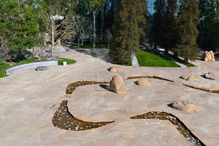 Téléchargez les photos : COSTA MESA, CALIFORNIA - 24 JAN 2023: High angle view of  Noguchi Garden, a compact, minimalist sculpture garden intended as a representation of the state of California. - en image libre de droit