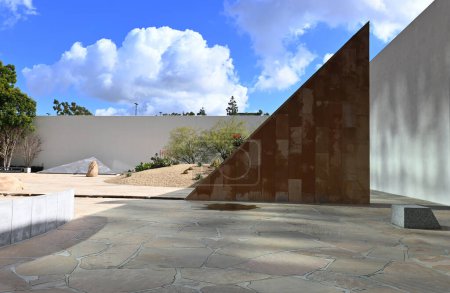 Téléchargez les photos : COSTA MESA, CALIFORNIA - 19 JAN 2023: The Noguchi Garden, Water Source, a 30 foot sandstone triangle is the beginning of the stream. - en image libre de droit