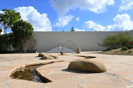 Téléchargez les photos : COSTA MESA, CALIFORNIA - 19 JAN 2023: The Noguchi Garden, closeup of Water Use, a granite wedge and stream. - en image libre de droit